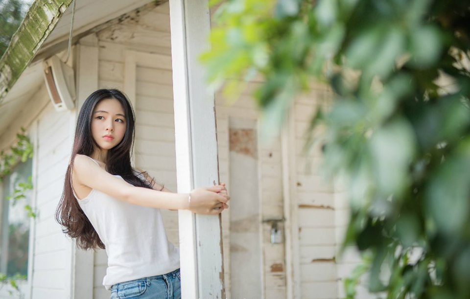 “见过孟达将军。”房间里，哪里有什么刘璋和刘璝夫人的影子，却见一男一女两人见到孟达之后，站起身来，抱了抱拳：“不知事情如何？”
